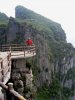 Hensi cite de la montagne passerelle moi sur le bord.JPG