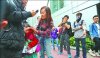 2015-03-10 10_21_58-香港反水客示威者指骂内地游客 踢行李箱_资讯频道_凤凰网.jpg