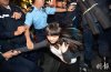 2015-03-10 10_22_27-香港反水客示威者指骂内地游客 踢行李箱_资讯频道_凤凰网.jpg