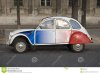 une-citroen-2cv-deux-chevaux-peint-aux-couleurs-du-drapeau-francais-le-drapeau-tricolore-bgff8t.jpg