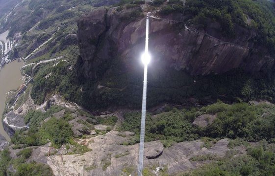 561x360_ouvrage-suspendu-180-metres-dessus-sol
