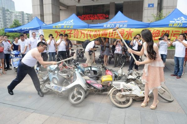 chinese-entrepreneur-chen-guangbiao-smashes-scooters-plans-to-sell-canned-fresh-air-02-600x399.jpg