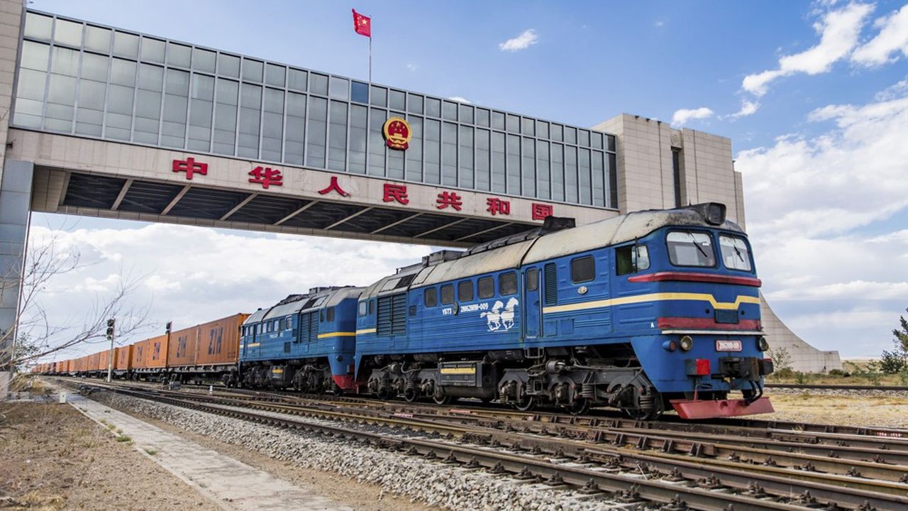 Un train de marchandises à destination de l'Europe, sur la nouvelle route de la soie, passe le point de contrôle d'Erenhot en Mongolie intérieure.